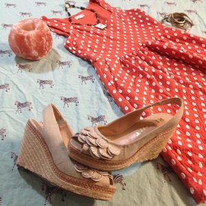 NWT Ruffle crystal Report Jessie wedge size 5.5.